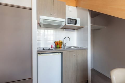 Superior Studio, 1 Double Bed | Private kitchen | Fridge, microwave, stovetop, coffee/tea maker