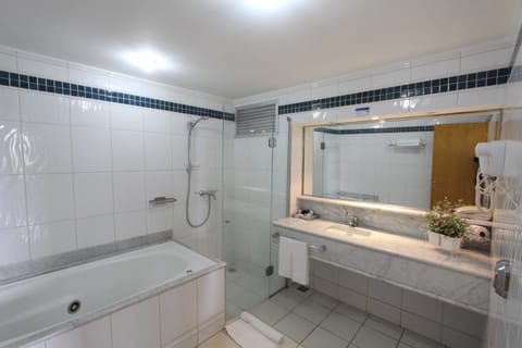 Executive Suite | Bathroom | Free toiletries, hair dryer, bidet, towels