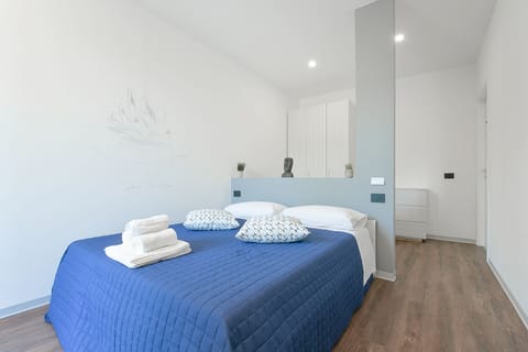 City Room, 1 Queen Bed | Premium bedding, desk, laptop workspace, blackout drapes