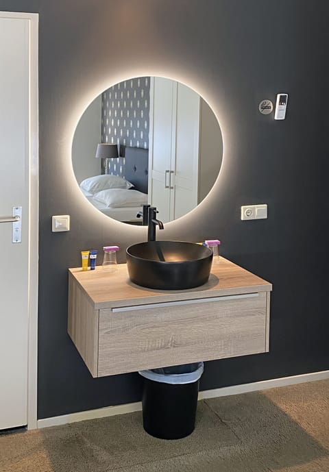 Standard Twin Room | Bathroom | Shower, hair dryer, towels