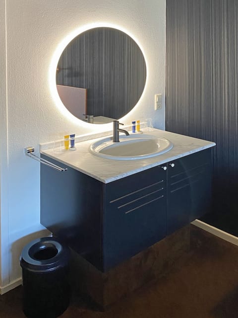 Standard Twin Room | Bathroom | Shower, hair dryer, towels