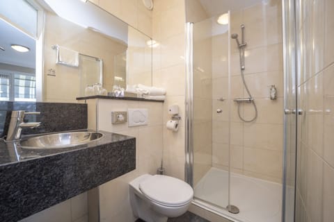Comfort Double Room | Bathroom | Eco-friendly toiletries, hair dryer, towels
