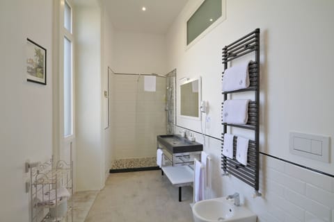 Standard Room | Bathroom | Shower, free toiletries, hair dryer, towels