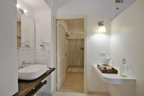 Superior Room | Bathroom | Shower, free toiletries, hair dryer, towels