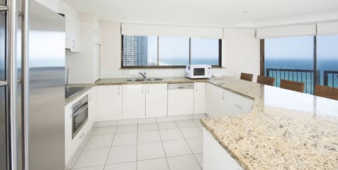 3 Bedroom | Private kitchen | Fridge, microwave, oven, stovetop