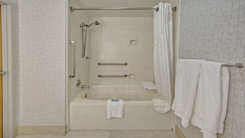 Combined shower/tub, hair dryer, towels