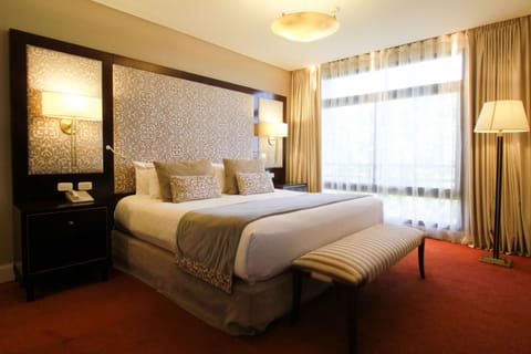 Executive Suite | Minibar, in-room safe, blackout drapes, soundproofing