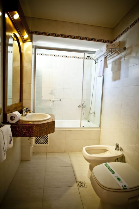 Combined shower/tub, free toiletries, hair dryer, bidet