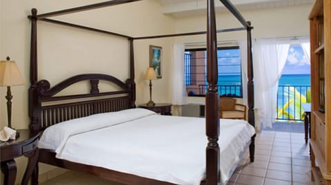 Standard Room, 1 King Bed, Ocean View | In-room safe, desk, iron/ironing board, free WiFi