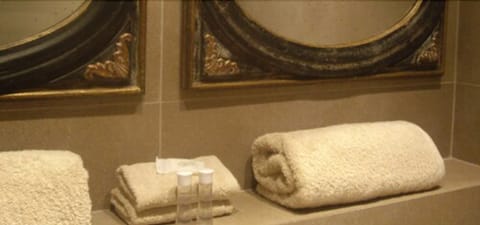 Comfort Double Room | Bathroom amenities | Shower, free toiletries, hair dryer, towels