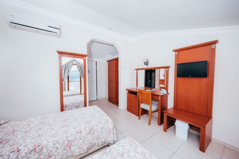 Standard Double or Twin Room, Garden View | Minibar, bed sheets