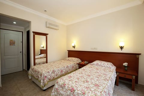 Standard Double or Twin Room, Garden View | Minibar, bed sheets