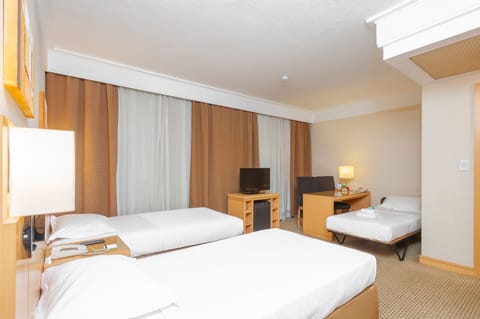 Deluxe Single Room | Minibar, in-room safe, desk, blackout drapes