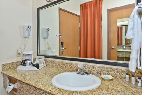 Combined shower/tub, deep soaking tub, free toiletries, hair dryer