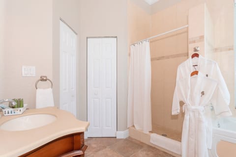 Deluxe Room, Pool View (Royal Palm) | Bathroom | Combined shower/tub, deep soaking tub, free toiletries, hair dryer