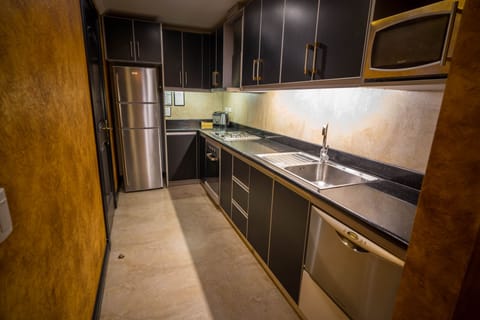 1-Bedroom Apartment | Private kitchenette | Full-size fridge, microwave, stovetop, dishwasher