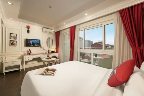 Gallery Suite, 1 Queen Bed, Balcony, City View | City view