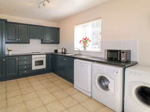 Electric kettle, toaster, cookware/dishes/utensils