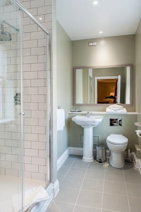 Double Room | Bathroom | Shower, designer toiletries, hair dryer, slippers