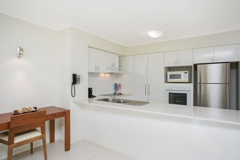 3 Bedroom Deluxe | Private kitchen | Fridge, microwave, dishwasher, coffee/tea maker