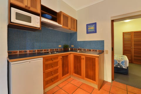 Standard Apartment, 1 Bedroom | Private kitchenette | Fridge, microwave, stovetop, coffee/tea maker