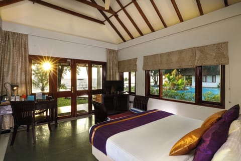 Lakefront Luxury Villas with Plunge Pool | Premium bedding, minibar, in-room safe, desk