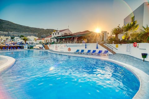 Outdoor pool, sun loungers