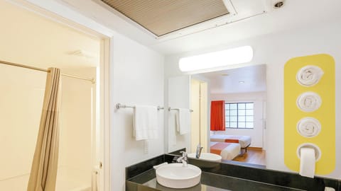 Combined shower/tub, free toiletries, towels