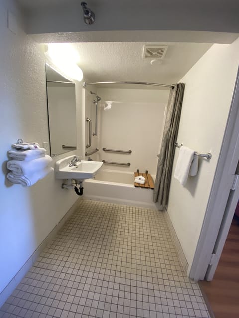 Combined shower/tub, free toiletries, hair dryer, towels