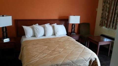 Standard Room, 1 Queen Bed | Desk, iron/ironing board, free WiFi, bed sheets