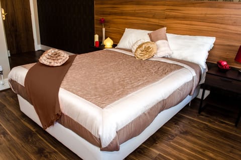 Standard Double Room, 1 Double Bed | Living area | Flat-screen TV