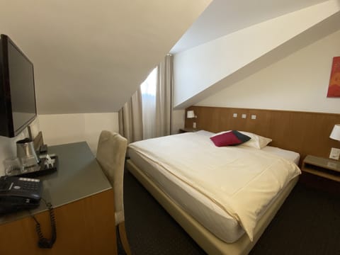 Basic Single Room | In-room safe, desk, iron/ironing board, free WiFi