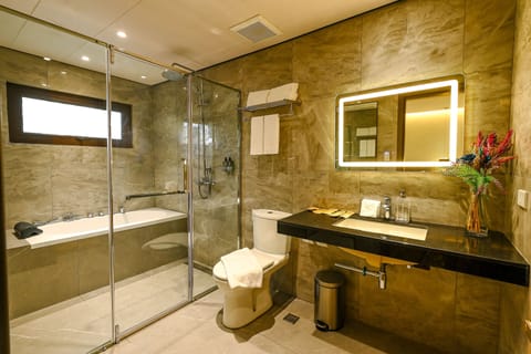 Junior Suite | Bathroom | Free toiletries, hair dryer, slippers, bidet