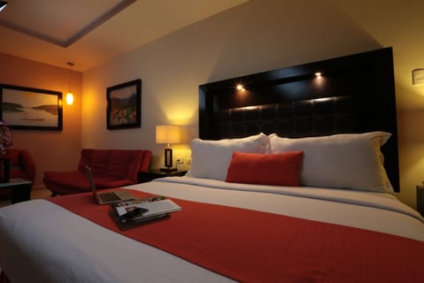 Junior Suite, 1 Bedroom | Premium bedding, in-room safe, desk, iron/ironing board