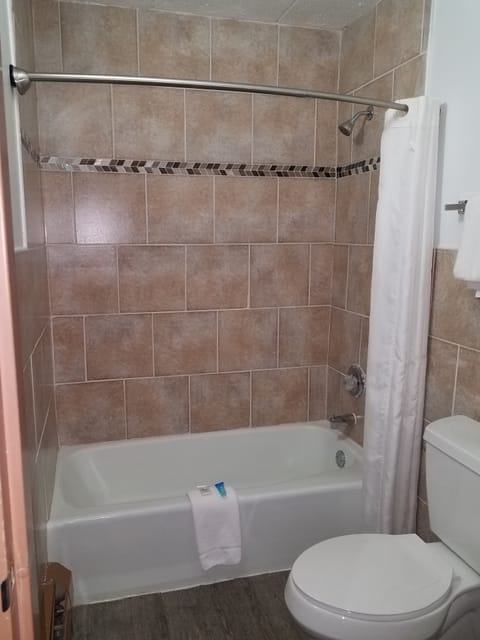 Combined shower/tub, hair dryer, towels