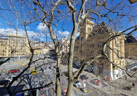 Queen comfort city side | In-room safe, free WiFi, bed sheets