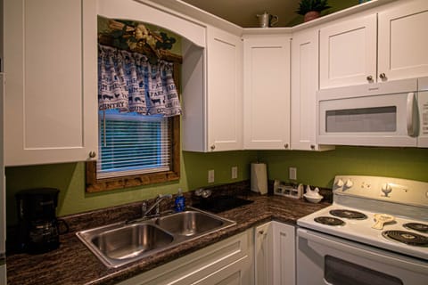 Comfort Cabin, Fireplace, Mountain View | Private kitchen | Fridge, microwave, oven, stovetop