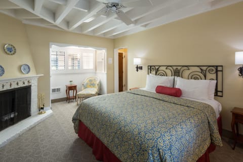 Deluxe Room, 1 King Bed, Fireplace | Premium bedding, pillowtop beds, iron/ironing board, free WiFi