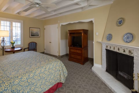 Deluxe Room, 1 King Bed, Fireplace | Premium bedding, pillowtop beds, iron/ironing board, free WiFi