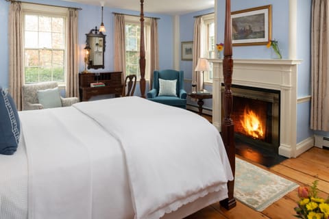 Traditional Room, 1 Queen Bed, Fireplace, Ground Floor | 1 bedroom, Frette Italian sheets, premium bedding, pillowtop beds