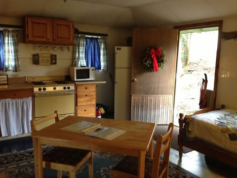 Willow Cottage, 1 Queen Bed, 1 Twin Size Bunkbeds, 1 Full Futon | In-room dining