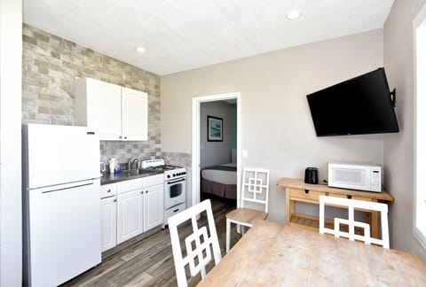 Suite, 1 Bedroom, Kitchen, Oceanfront | Private kitchen | Fridge, microwave, coffee/tea maker, cookware/dishes/utensils