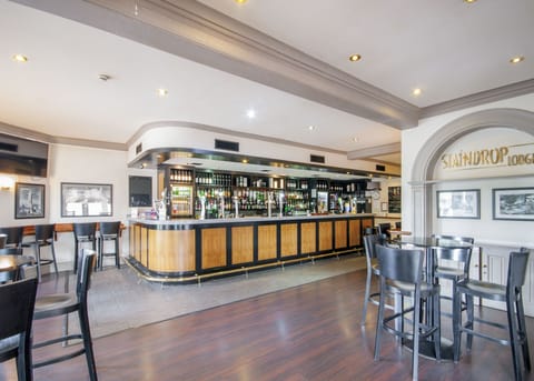 Serves breakfast, lunch, and dinner