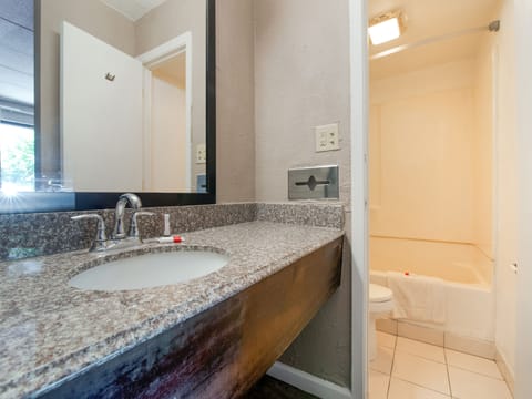 Premium Room, 1 King Bed | Bathroom sink