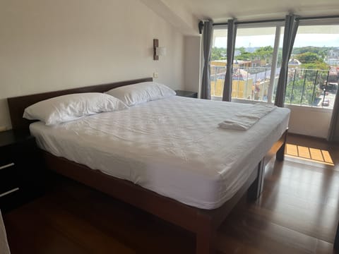 Standard Room, 1 King Bed | Bed sheets