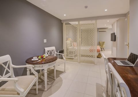 Suite Executiva | Minibar, in-room safe, desk, free WiFi