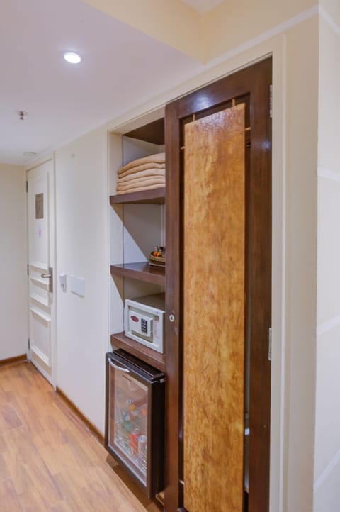 Deluxe Triple Room | Minibar, in-room safe, desk, free WiFi