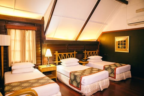 Chalet Half Board Triple | In-room safe, bed sheets