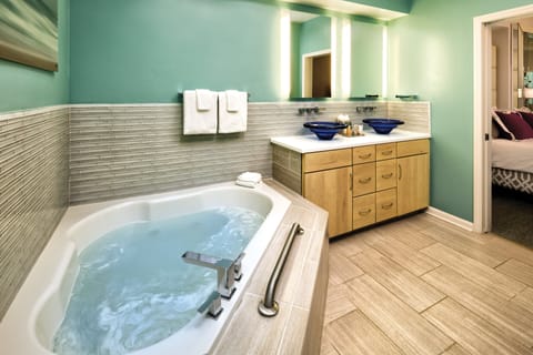 Combined shower/tub, jetted tub, hair dryer, towels