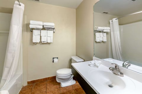 Standard Room, 1 King Bed, Non Smoking | Bathroom | Combined shower/tub, hair dryer, towels